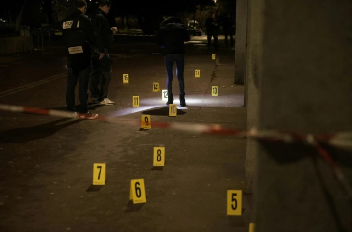 Des enquêteurs de la police travaillent près d'un bar où une grenade a explosé, à Grenoble, le 12 février 2025