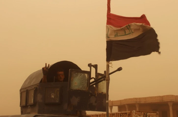 Un membre des forces gouvernementales irakiennes font le V de la victoire le 1- juin 2016 après la reprise de Zankura au nord-ouest de Ramadi au groupe EI