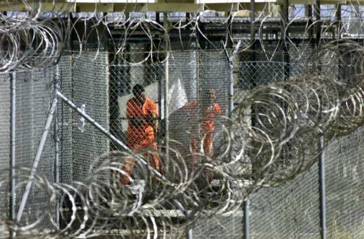 Des détenus de la prison de Guantanamo, le 27 janvier 2002 à Cuba