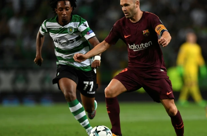 Le capitaine du FC Barcelone Andrés Iniesta (d) face au Sporting Lisbonne en Ligue des champions, le 27 septembre 2017 à Lisbonne 