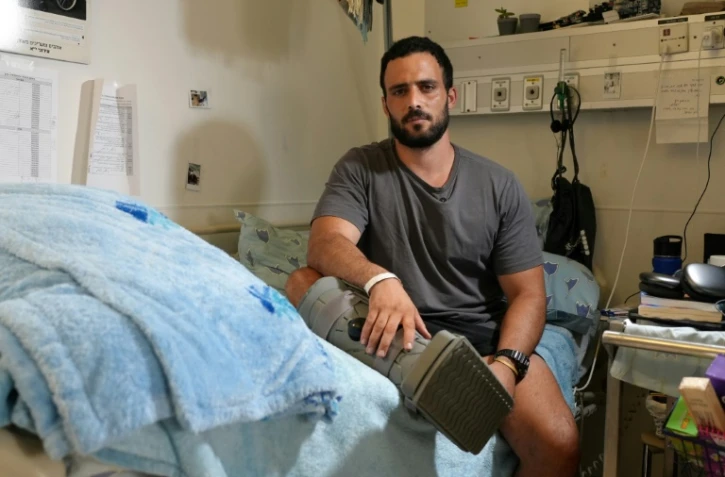 Barak, un soldat israélien blessé à Gaza, sur son lit d'hôpital à Tel-Aviv, le 22 juillet 2024
