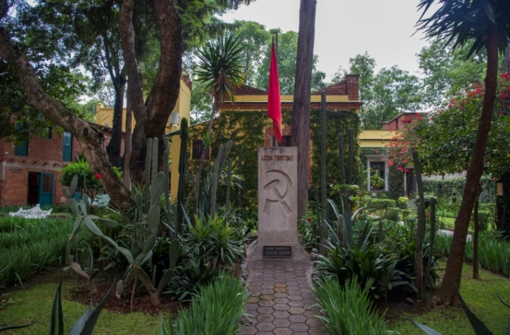 La tombe de Léon Trotsky dans le jardin de sa maison de Coyocan, transformée en musée, le 10 août 2020 à Mexico