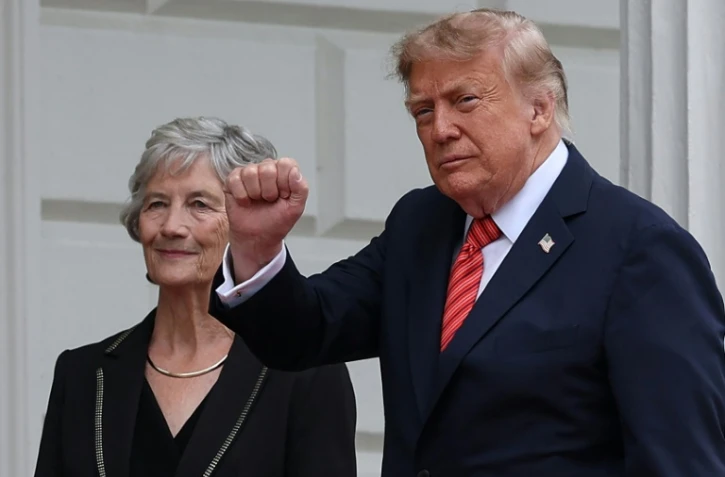 Le président américain Donald Trump (D) et la présidente irlandaise Catherine Connolly (L), le 12 septembre 2026 à Dublin