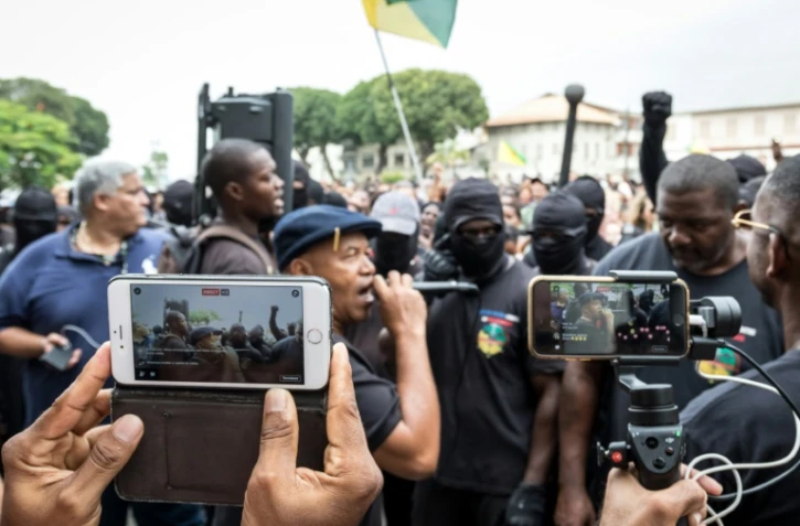 Des membres du collectif des "500 frères" manifestent le 7 avril 2017 devant la préfecture de Cayenne en Guyane