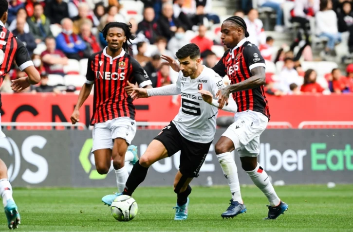 L'attaquant de Rennes Martin Terrier (c) devance le milieu de Nice Pablo Rosario (d), le 2 avril 2022 à Nice    