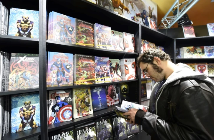 Un visiteur feuillette un ouvrage lors du 45e  Festival de la BD d'Angoulême, le 25 janvier 2018