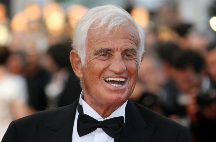 Dans cette photo d'archive prise le 17 mai 2011, l'acteur français Jean-Paul Belmondo pose sur le tapis rouge avant une cérémonie en son honneur et la projection du film "Le Castor" présenté hors compétition lors du 64e Festival de Cannes