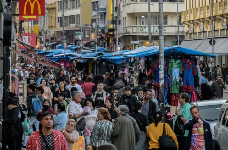 Des piétons dans la rue commerçante 25 de Marco, dans le centre-ville de Sao Paulo, au Brésil, le 16 juillet 2025