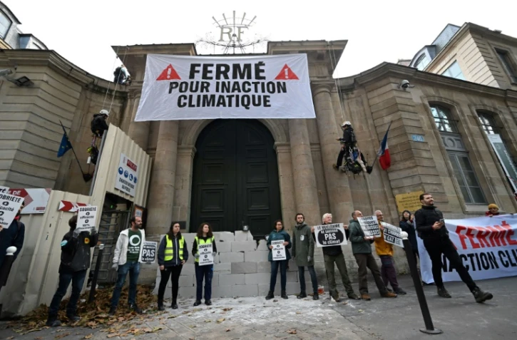 Manifestation devant le ministère de la Transition écologique à Paris le 6 novembre 2023 à l'appel d'organisations de défense de l'environnement