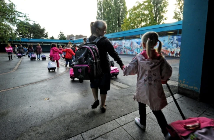 Des élèves s'apprêtent à entrer en classe lors de la rentrée scolaire, le 05 septembre 2011, à l'école élementaire Moulins-Pergaud à Lille.