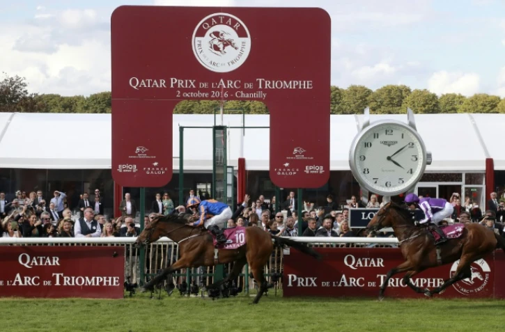 Le jockey britannique Ryan-Lee Moore franchit avec Found s'adjuge le 95e Qatar Prix de l'Arc de Triomphe Ă Chantilly, le 2 octobre 2016
