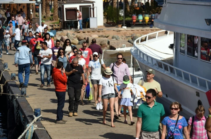 Des touristes se préparent à embarquer sur un bateau à Charm el-Cheikh le 7 novembre 2014