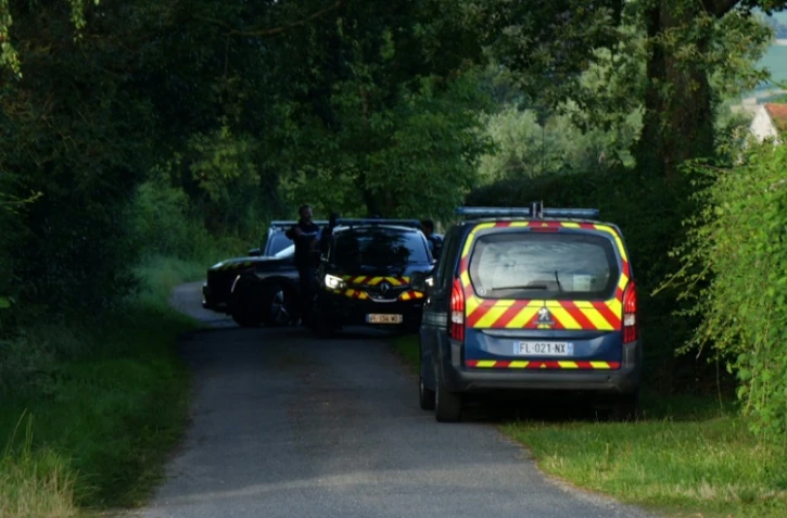 Des vĂ©hicules de police Ă Espinasse-Vozelle oĂč une fusillade a eu lieu, le 13 juillet 2024 dans l'Allier
