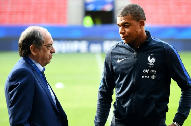 Le président de la Fédération française de football Noël Le Graët et Kylian Mbappé avant un match amical contre le Paraguay, le 2 juin 2017 au Roazhon Park à Rennes