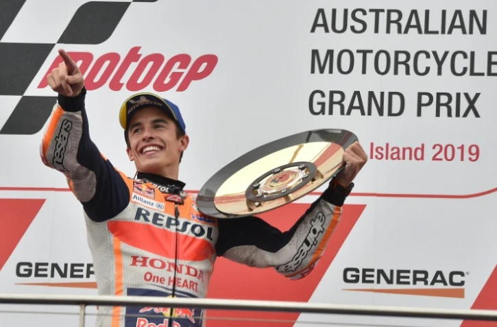 L'Espagnol Marc Marquez (Honda) pose sur le podium avec son trophée après sa victoire au GP d'Australie, catégorie MotoGP, le 27 octobre 2019 à Phillip Island 