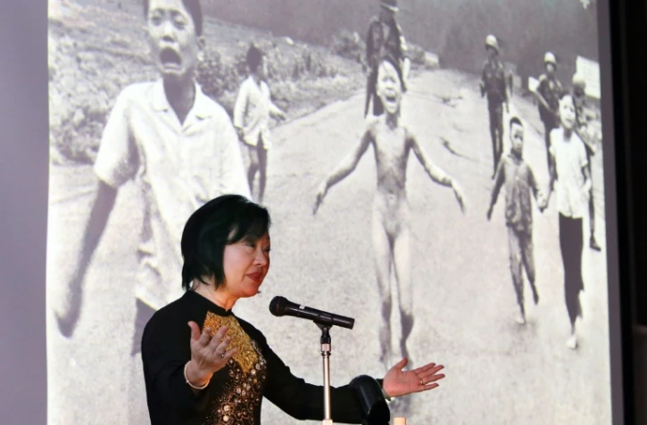 La Viétnamo-canadienne Phan Thi Kim Phuc devant une photo d'elle prise le 8 juin 1972 pendant la guerre du Vietnam à Nagoya, au Japon, le 13 avril 2016