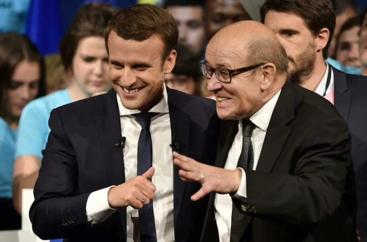 Emmanuel Macron (g), candidat d'En Marche! à la présidentielle et le ministre de la Défense Jean-Yves Le Drian, le 19 avril 2017 à Nantes
