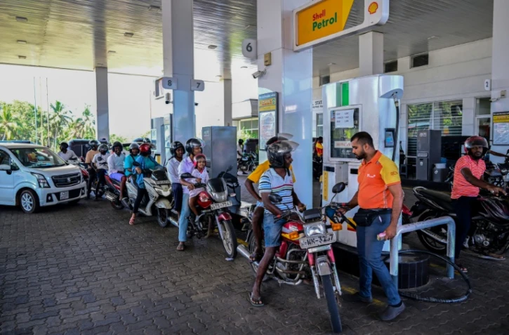 Des clients font la queue à une station service à Biyagama, près de Colombo, la capitale du Sri Lanka, le 15 mars 2026