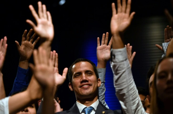 l'opposant vénézuélien Juan Guaido, reconnu président par intérim par une cinquantaine de pays, accueilli par des étudiants le 11 février 2019 à Caracas