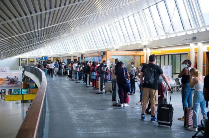 Des touristes attendent à l'aéroport du Lamantin, en Martinique, pour rentrer en métropole, le 12 août 2021