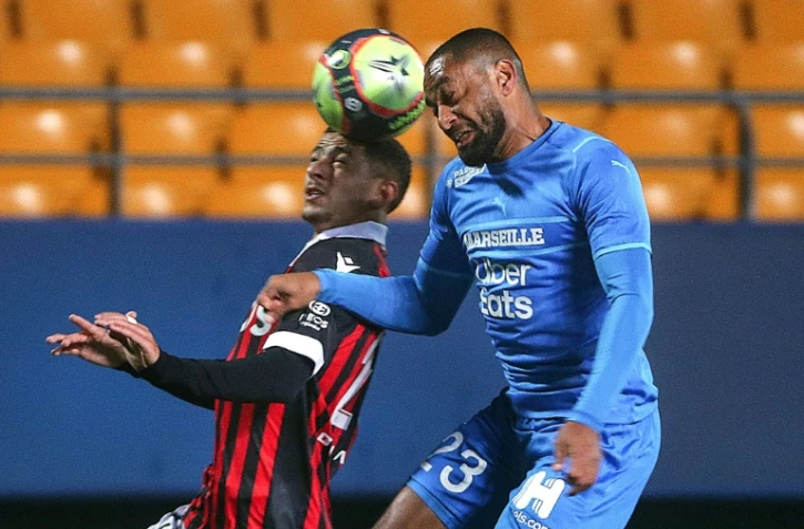 Le milieu de terrain algérien de Nice, Youcef Atal, à la lutte avec le défenseur marseillais Jordan Amavi, lors de leur match de Ligue 1, le 27 octobre 2021 au Stade de l'Aube à Troyes