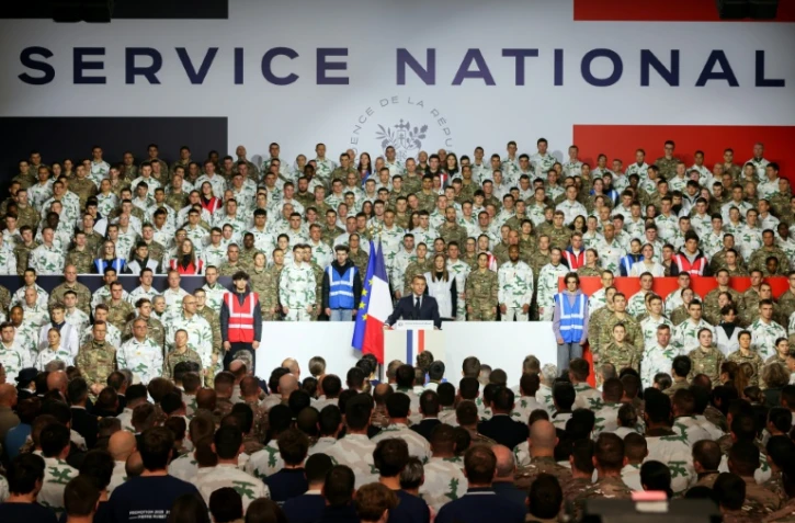 Le président Emmanuel Macron (C) présente le nouveau service national militaire lors d'un discours à Varces (Isère), le 27 novembre 2025