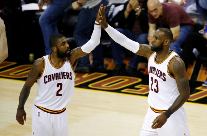 Les joueurs de Cleveland Kyrie Irving et LeBron James lors du match N.4 de la finale NBA face à Golden State, le 9 juin 2017 à Cleveland
