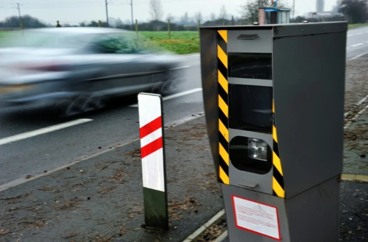 Cinq cents nouveaux "vrais" radars et plus de 10.000 leurres, les premiers en France, vont être installés sur les routes françaises dans les trois ans qui viennent