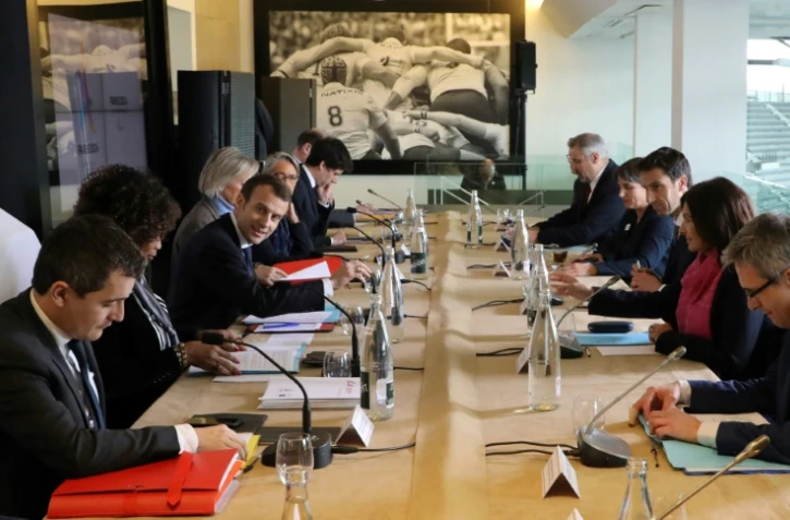 Réunion, autour du président Emmanuel Macron, des ministres concernés par les JO et des responsables olympiques, dont Tony Estanguet, à l'inauguration du site de Paris 2024 à Saint-Denis, le 27 février 2018