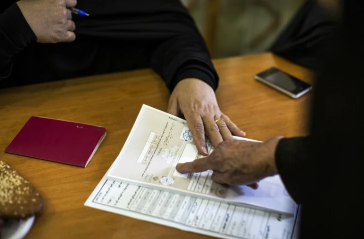 Vote d'une Iranienne le 26 février 2016 à Qom