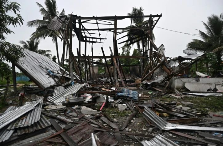 Une maison détruite par des tirs cambodgiens dans la province frontalière thaïlandaise Surin le 27 juillet 2025 