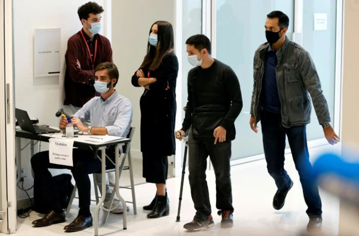 Arrivée de Simon Fieschi (avec des béquilles) au procès de l'attaque contre Charlie Hebdo, le 8 septembre 2020