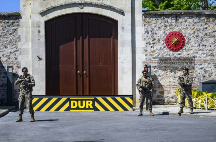 Des forces de sécurité turques gardent l'entrée du palais de Dolmabahce à Istanbul, le 15 mai 2025, où des pourparlers entre les délégations russe et ukrainienne sont attendus