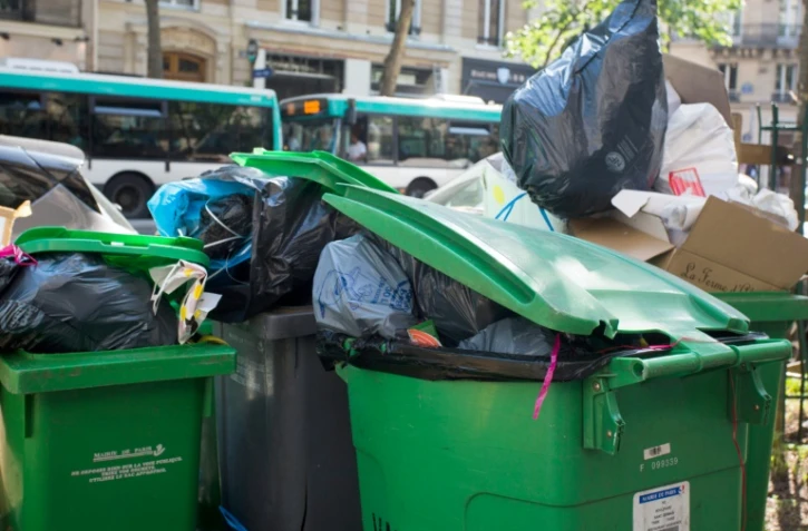 Les poubelles débordent à Paris, le 9 juin 2016