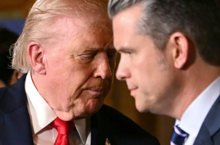 Le président américain Donald Trump et son ministre de la Défense, Pete Hegseth, à Palm Beach, en Floride, le 22 décembre 2025