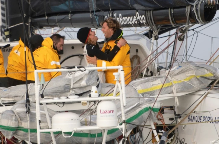 Les retrouvailles de Clarisse Crémer et de son mari Tanguy Le Turquais sur le pont de Banque Populaire à l'arrivée du Vendée Globe 2020-2021, aux Sables d'Olonne le 3 février 2021.