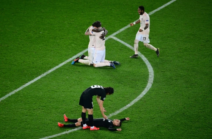 Les joueurs de Manchester United s'enlacent pour célébrer leur qualification en Ligue des champions aux dépens du Paris Saint-Germain le 6 mars 2019 au Parc des Princes