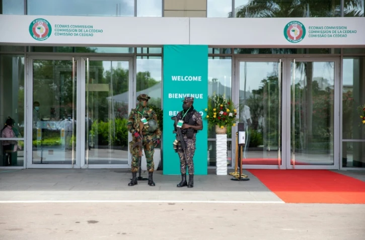 Des forces de sécurité montent la garde devant un bâtiment acueillant un sommet de la Communauté économique des Etats d'Afrique de l'Ouest (Cédéao), à Accra le 16 septembre 2021