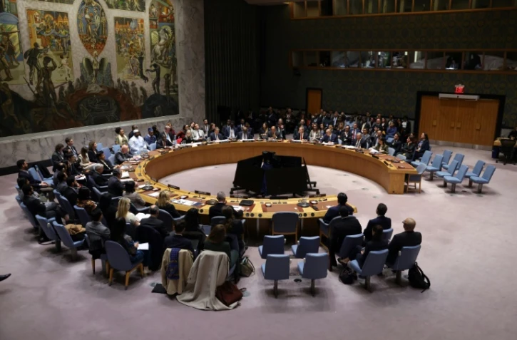 Les représentants auprès des Nations unies votent lors d’une réunion du Conseil de sécurité de l’ONU sur une résolution américaine concernant le plan de paix pour Gaza, au siège de l’ONU à New York, le 17 novembre 2025