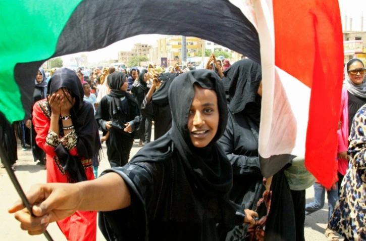 Des manifestants fêtent l'annonce d'un accord entre militaires et meneurs de la contestation au Soudan, le 4 août 2019 à Khartoum