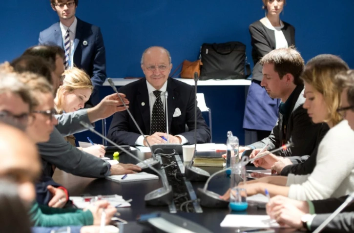 Le ministre des Affaires étrangères Laurent Fabius rencontre des ONG lors de la conférence sur le climat au Bourget le 8 décembre 2015