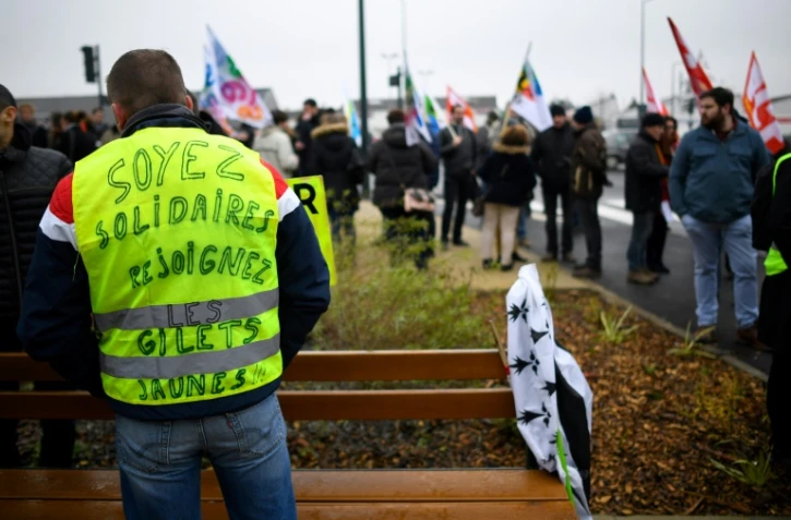 Un "gilet jaune" avec le slogan appelant à la solidarité manifeste à Rennes le 5 février 2019