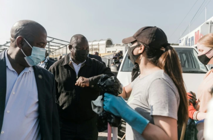 Le président sud-africain Cyril Ramaphosa visite un supermarché dévasté dans le centre de Durban, le 16 juillet 2021
