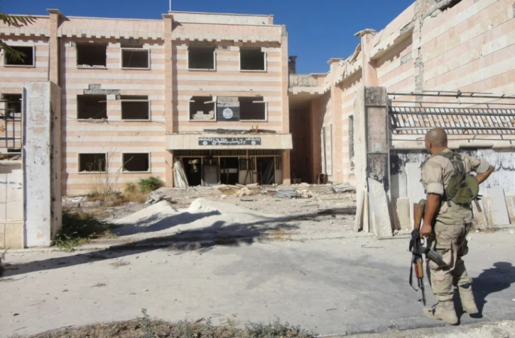 Vue extérieure en date du 25 septembre 2016 d'un ancien hôtel à Minjeb où le groupe EI torturait ses prisonniers 