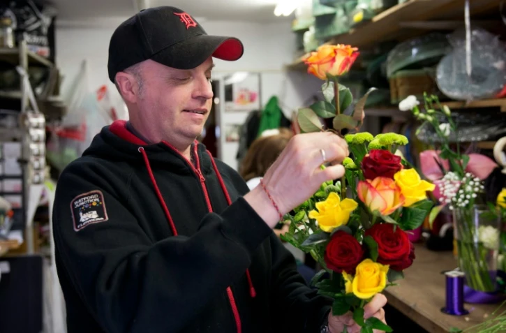 Le fleuriste Damian Duffy prépare des bouquets dans sa boutique de Watford, au nord de Londres le 12 mai 2016