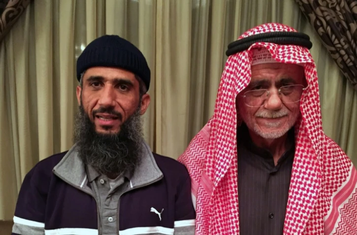 Faez Mohammed Ahmed al-Kandari (g) avec son père, à l'hôpital militaire de Koweit, le 9 janvier 2016, après sa libération de Guantanamo