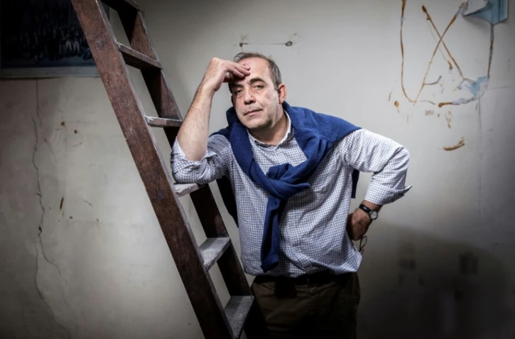 Le directeur de l'hebdomadaire Ebdo Patrick de Saint-Exupery pose dans les locaux du magazine XXI à Paris, le 27 septembre 2017