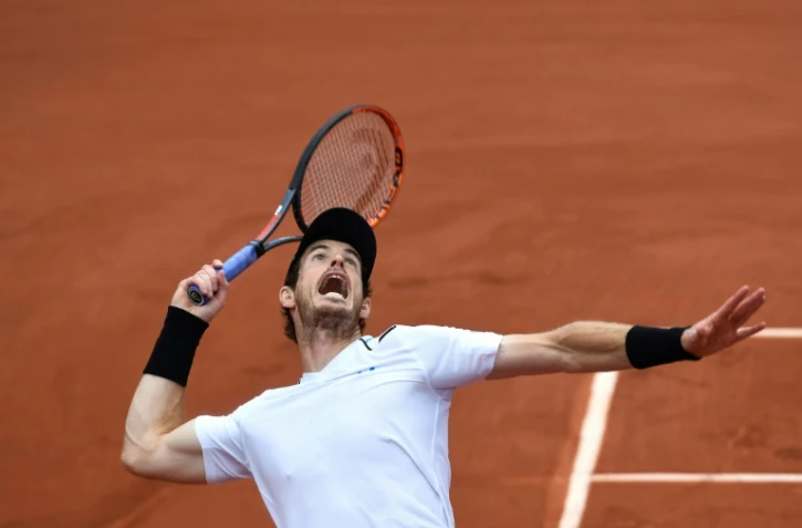 Le Britannique Andy Murray au service, lors de Roland-Garros le 5 juin 2017 