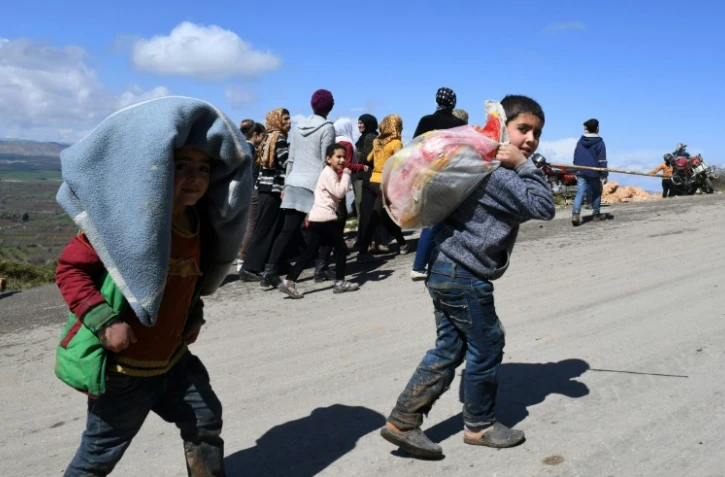 Des civils fuient la ville d'Afrine, cible d'une offensive turque dans le nord de la Syrie, vers des zones contrôlées par le régime dans la province d'Alep, le 16 mars 2018