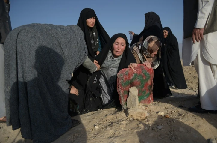 Une Afghane sur la tombe de son fils tué dans un attentat-suicide, le 25 juillet 2016 à Kaboul